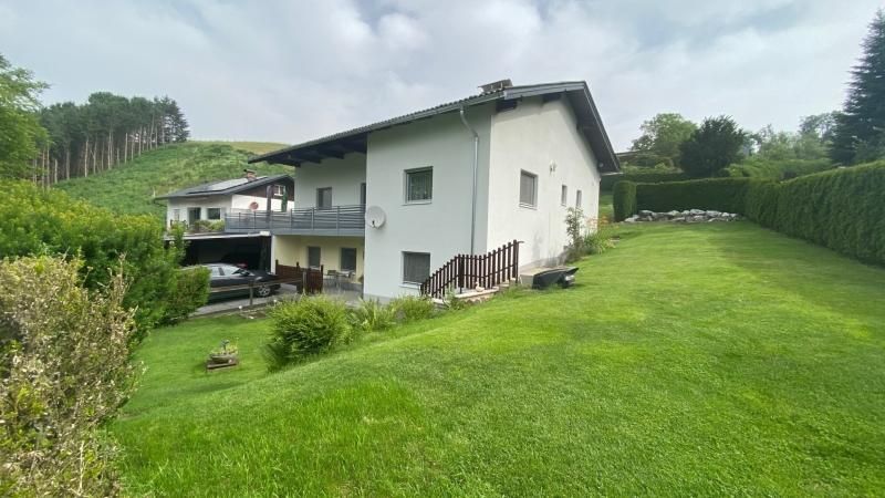 Stilvolles Zuhause mit großem Garten, Garage und Panoramablick