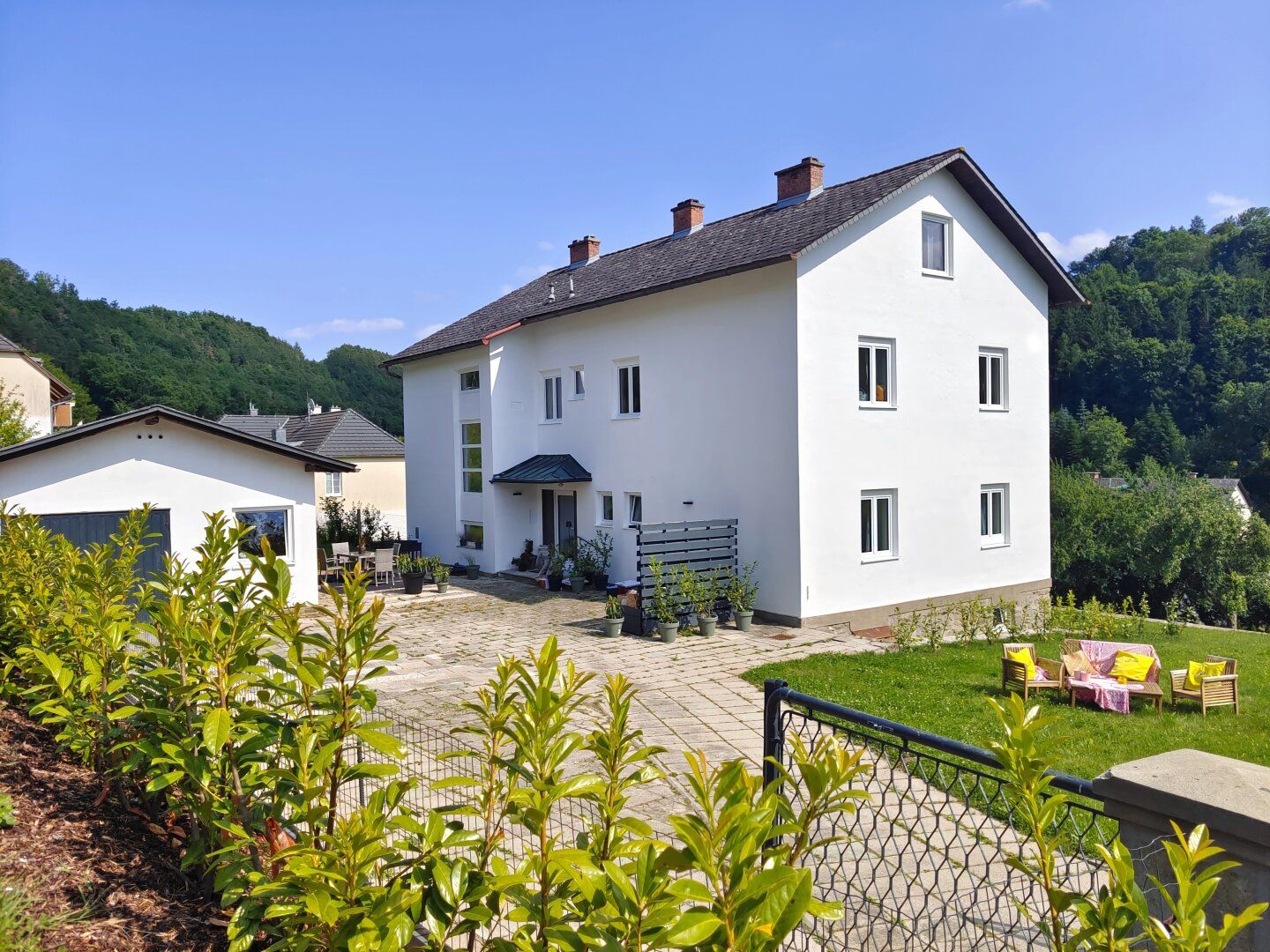 Großes Wohnhaus mit Innenhof schöner Gartenanlage und Ausblick - ideal für Familie sowie WG oder Business