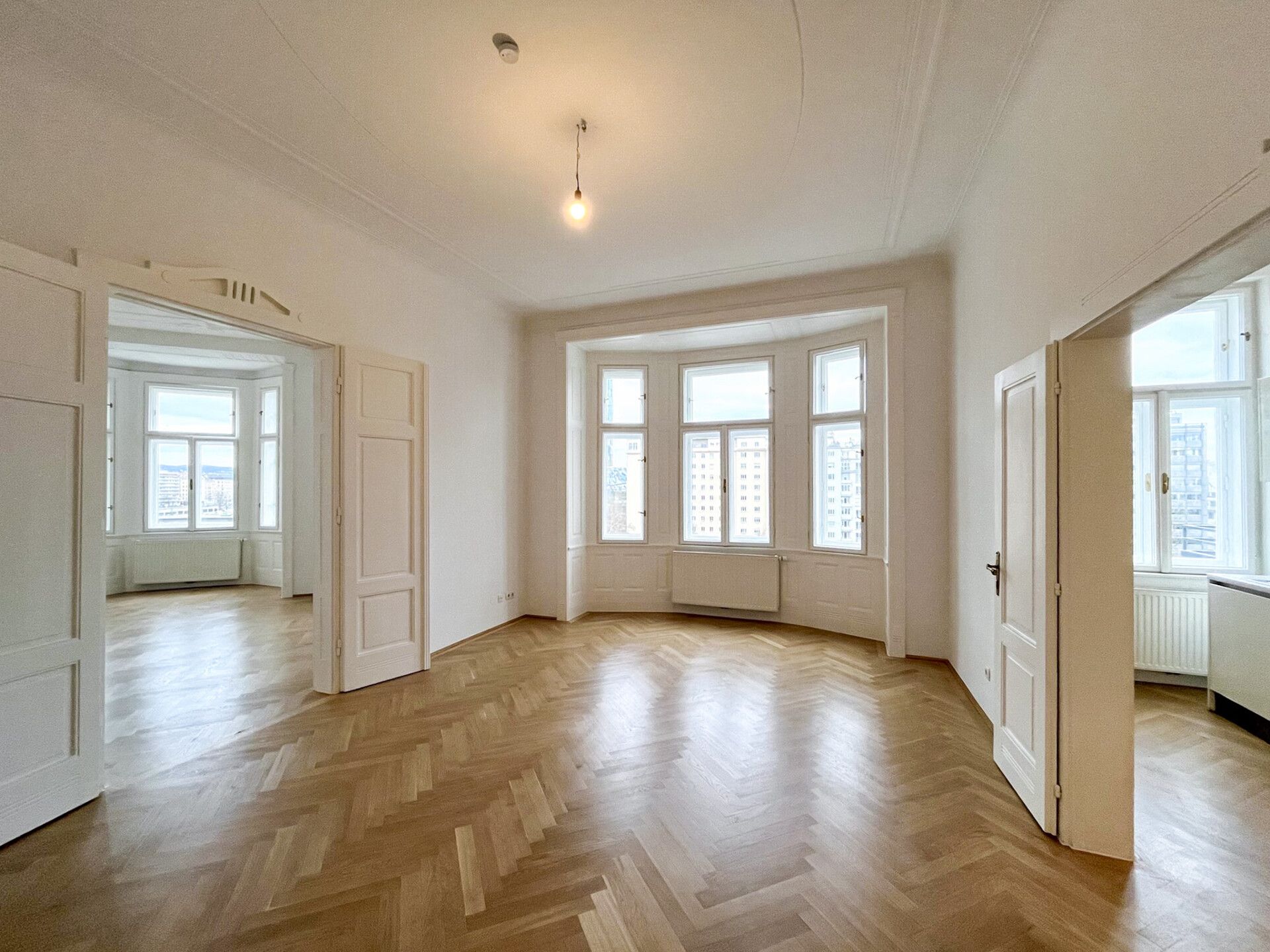 Großzügige 6-Zimmer-Altbauwohnung nahe Urania - unbefristet zu mieten in 1010 Wien