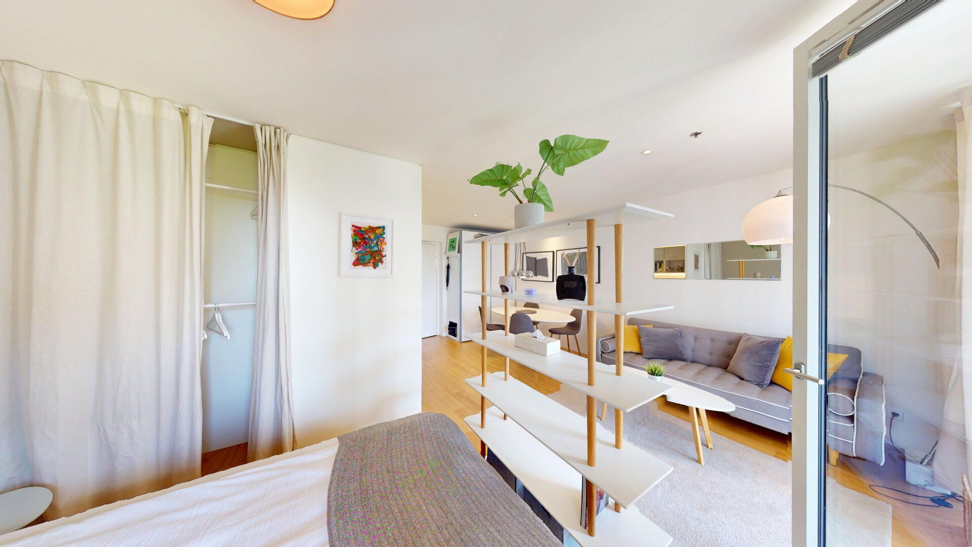 Neubau Balkonwohnung Studio | Freier Mietzins | U2 | WU&SFU
