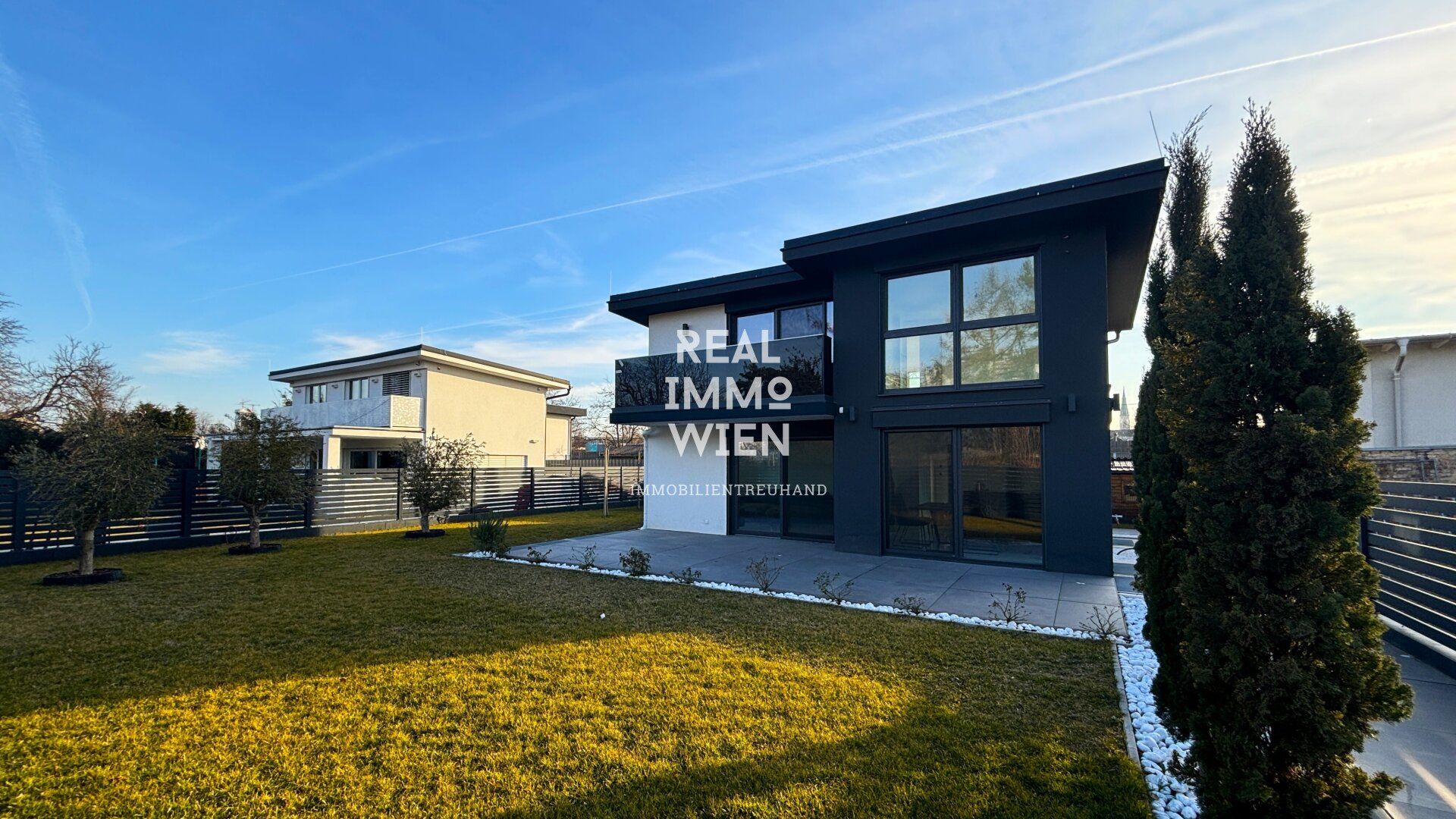 Erstbezug in Traumlage: Elegantes Einfamilienhaus mit modernster Technik und Wellnessbereich