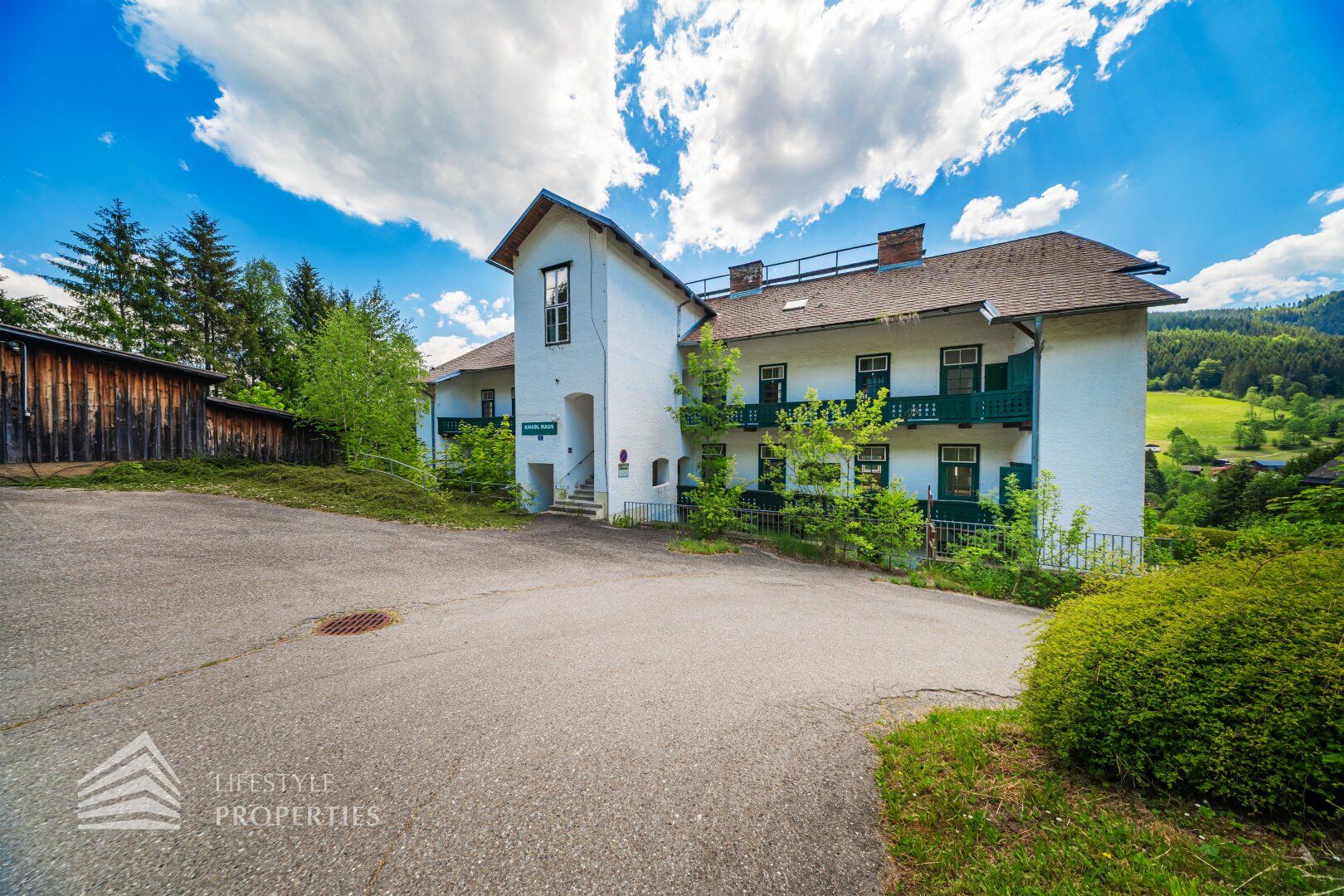 Sanierungsbedürftiges Wohnhaus mit 24 Wohneinheiten in Hanglage - Ansicht 4
