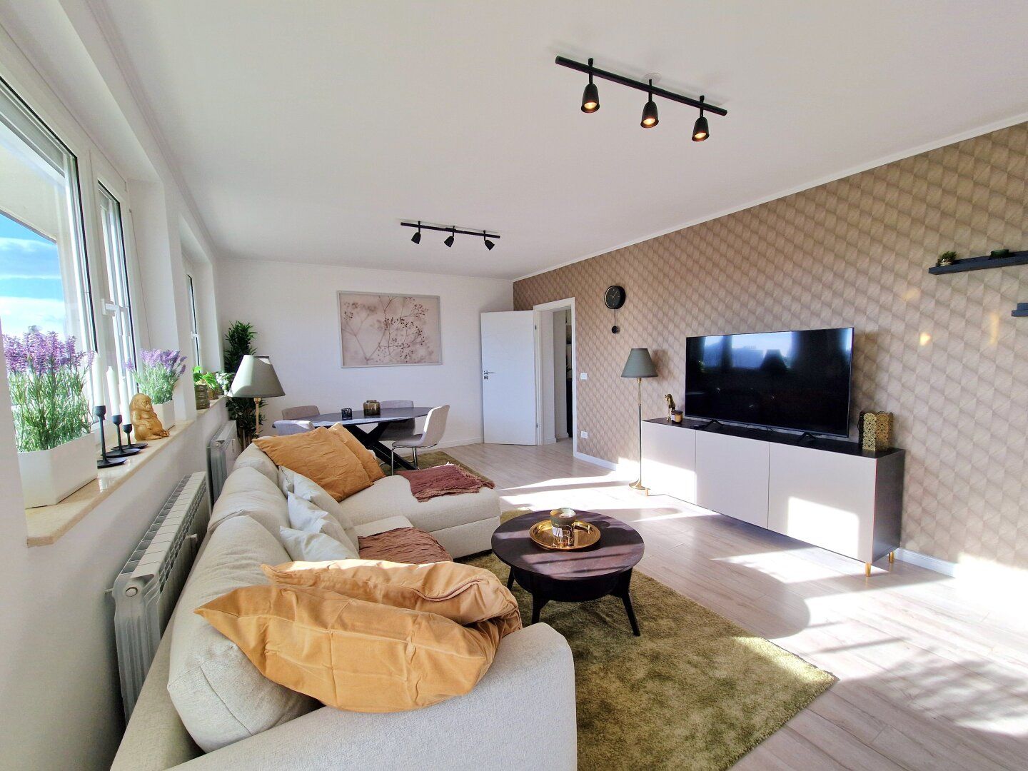 Kurz- oder Langzeitmiete möglich! - Möblierte 3 Zimmer Traumwohnung mit Loggia in Zentrumsnähe inkl. Parkplatz!