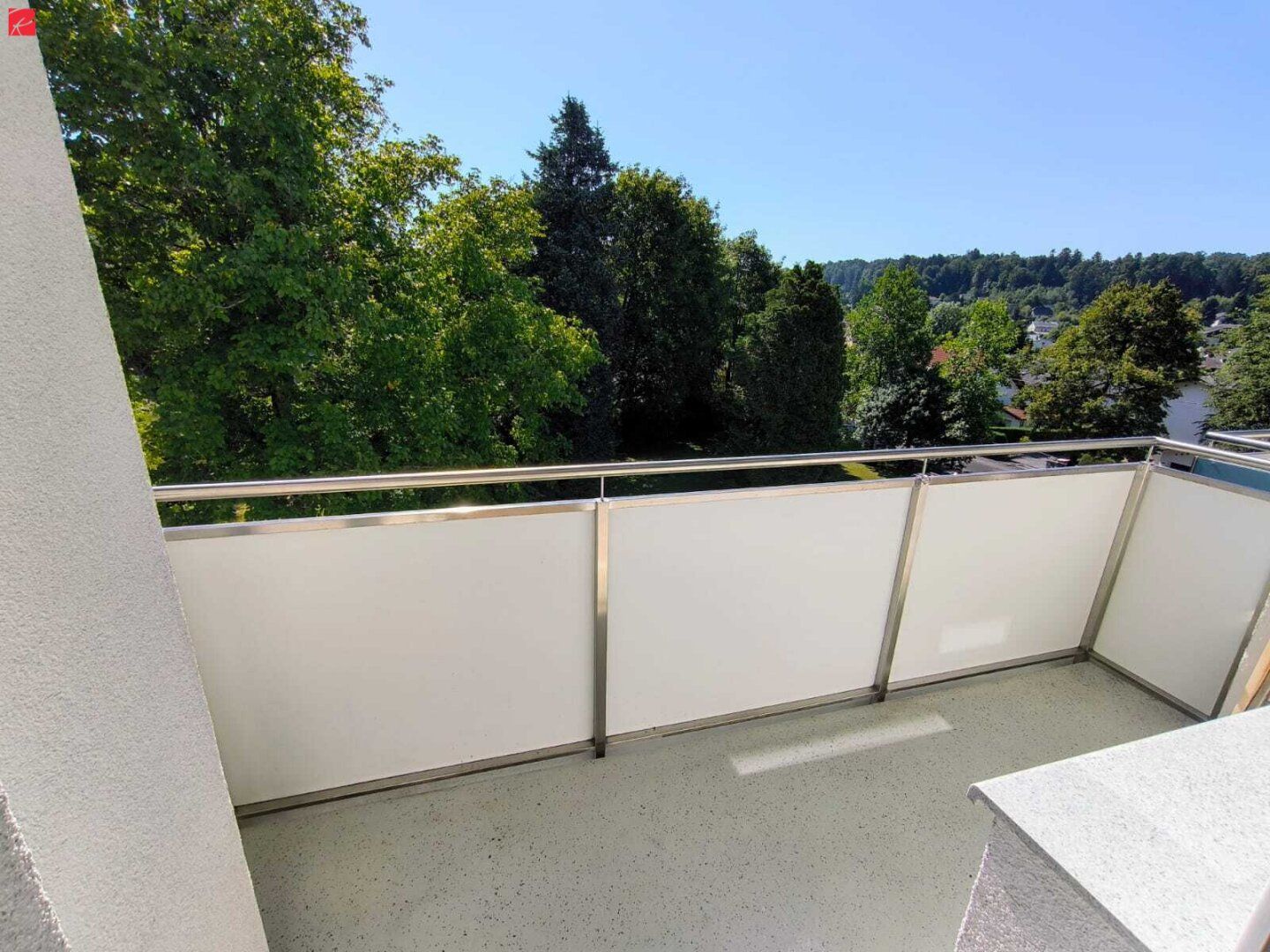 Sonnige Ruheoase mit Balkon und Gartenblick