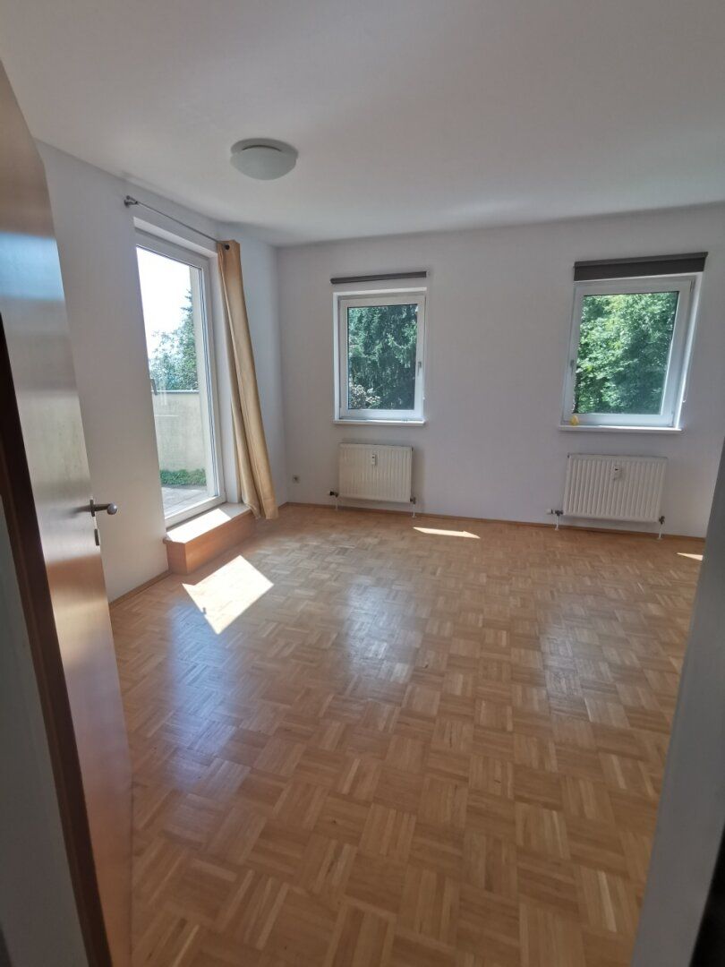 Hübsche Singlewohnung mit großer Terrasse und schönem Blick zum Leechwald in begehrter Lage!