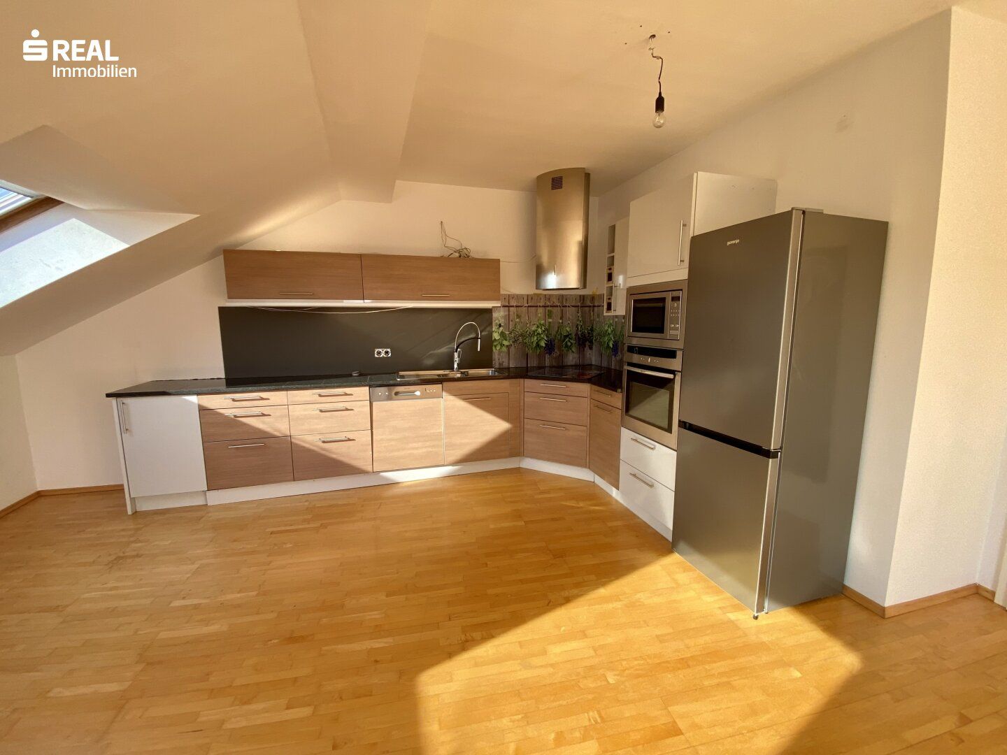 Dachgeschoß 3 Zimmer ca. 93 m² + 6 m² Terrasse