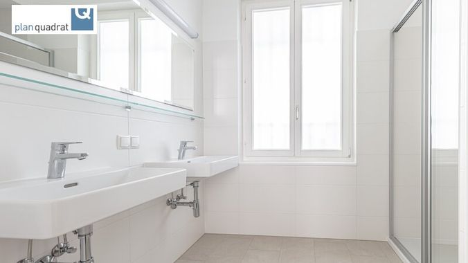 Badezimmer (mit zwei Waschbecken, geräumiger Dusche und Wa-Ma-Anschlussmöglichkeit)