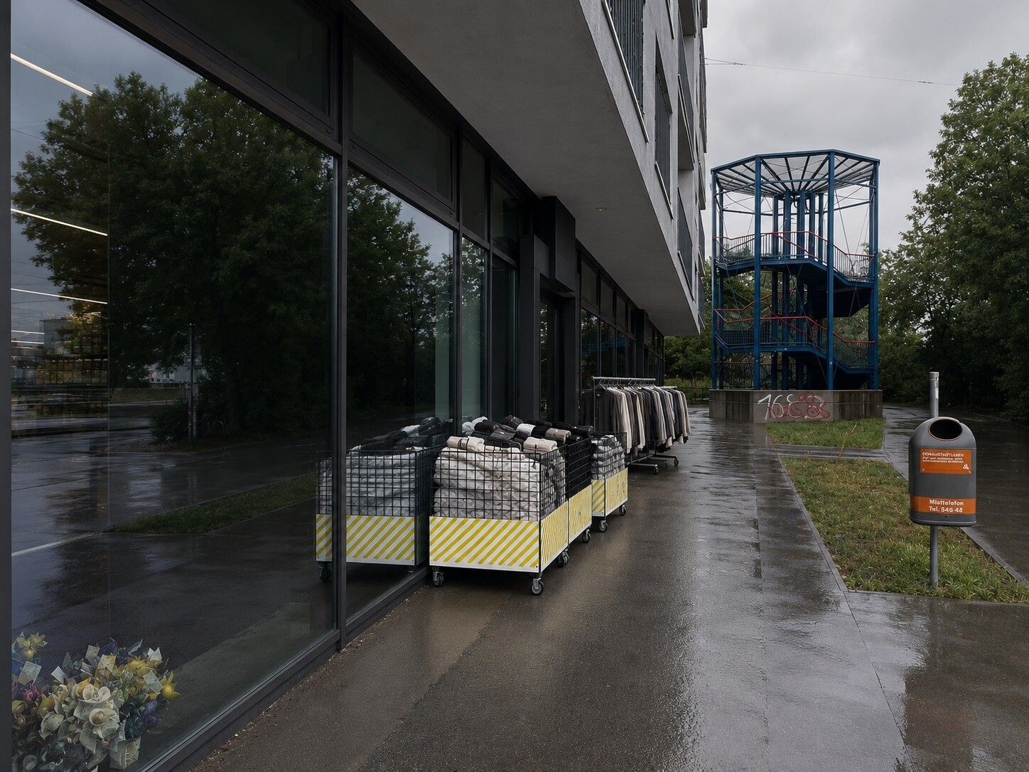 Prominente Gewerbefläche mit großer Glasfront verfügbar - Ansicht 5