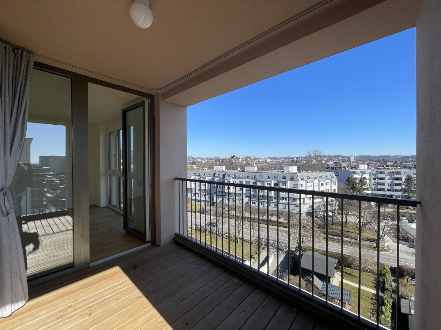 Lichtdurchflutete 3-Zimmer-Wohnung mit überdachtem Balkon im obersten Stockwerk