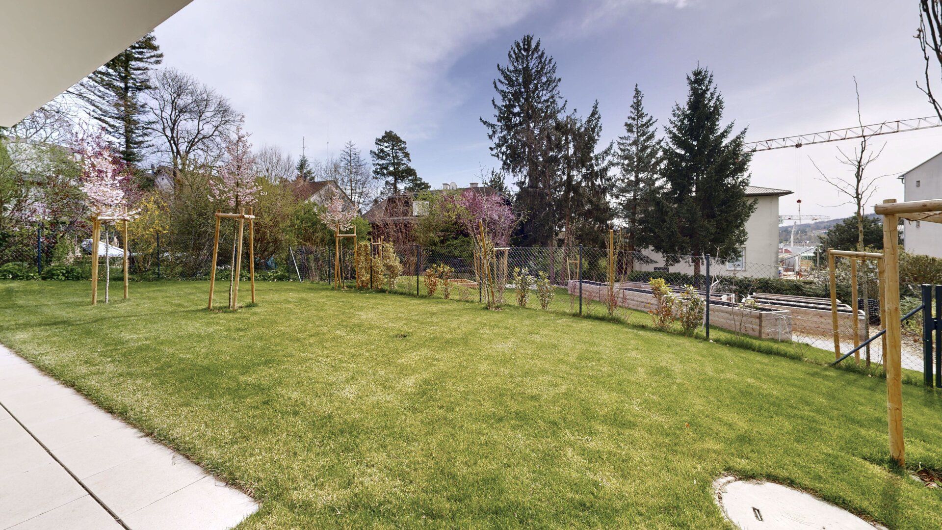 Einzigartige Gartenwohnung: 3 Zimmer, 3 Terrassen und großer Eigengarten - floé 225