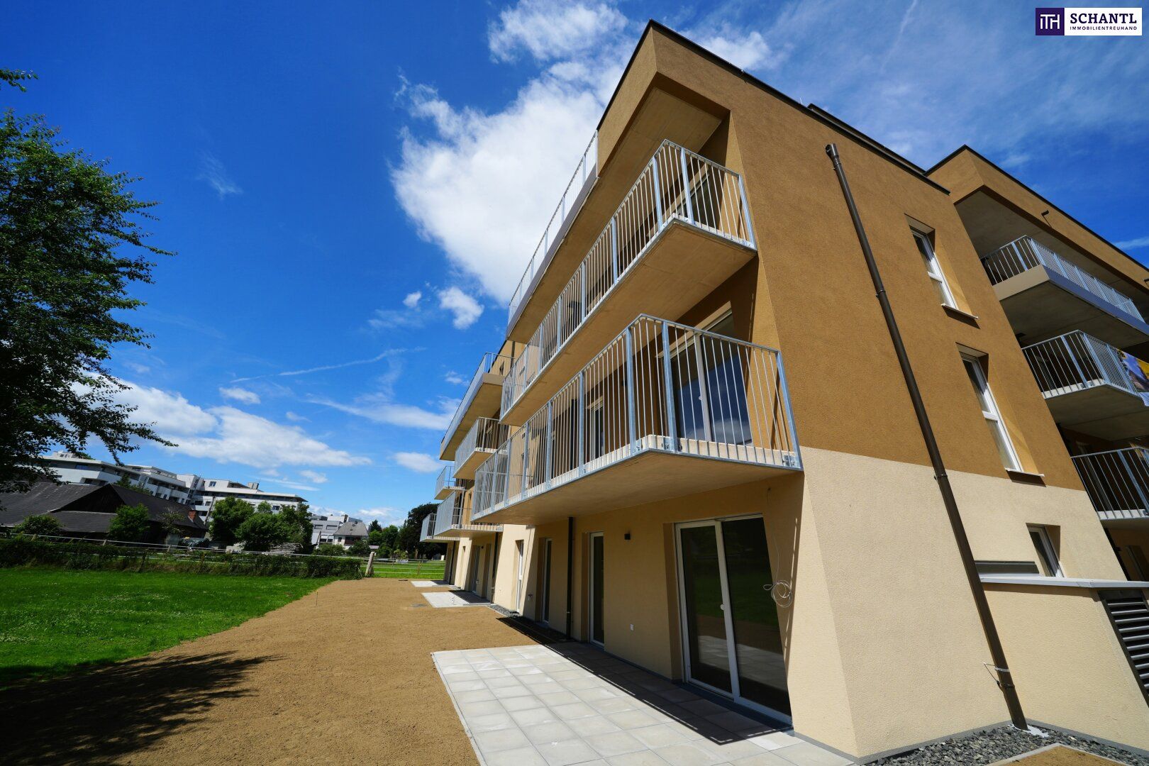 SPITZE! Einziehen und Wohlfühlen: Traumhafte 2-Zimmer-Wohnung mit sonnigem Balkon, edler Tischlerküche und Tiefgaragenplatz - Erstbezug in bester Lage