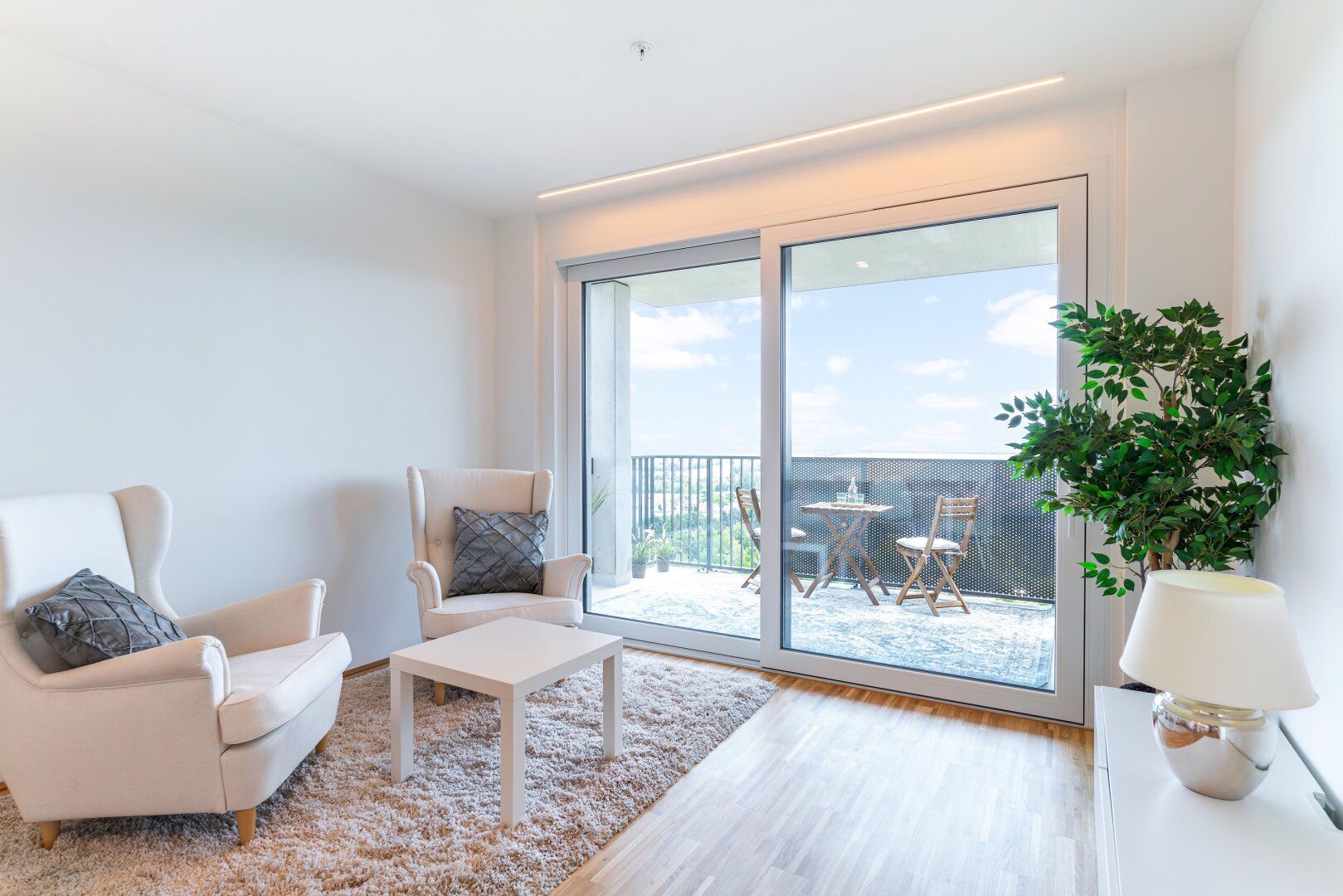 All inclusive mit Riesenbalkon!!! Strom, Heizung, Fitnessraum, Internet + TV und Concierge inklusive! Ab Juli