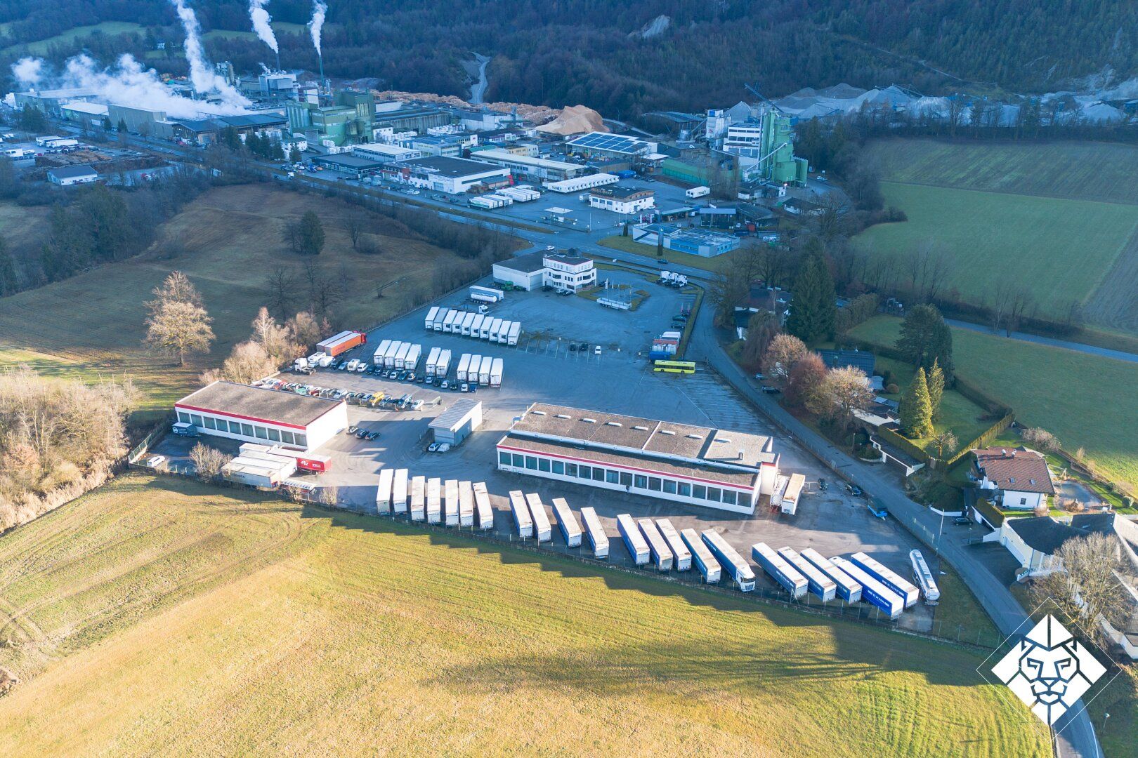 Großflächige Industrie- und Gewerbeliegenschaft mit umfassender Betriebsanlagengenehmigung in Top-Lage nahe der A12 - Mehr