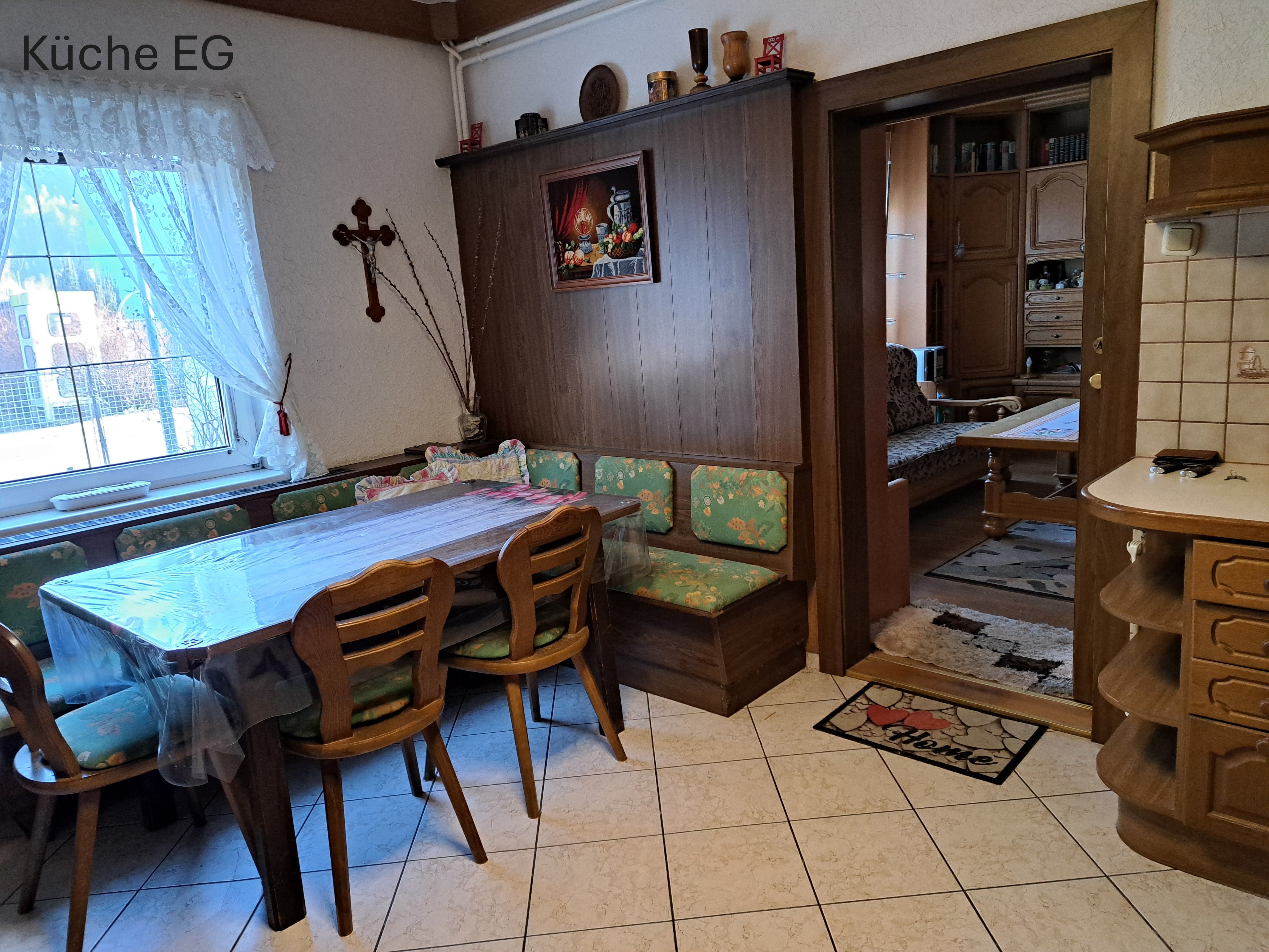 Sanierungsbedürftiges Wohnhaus mit Garten, Garagen und ehemaligem Schlachthof
