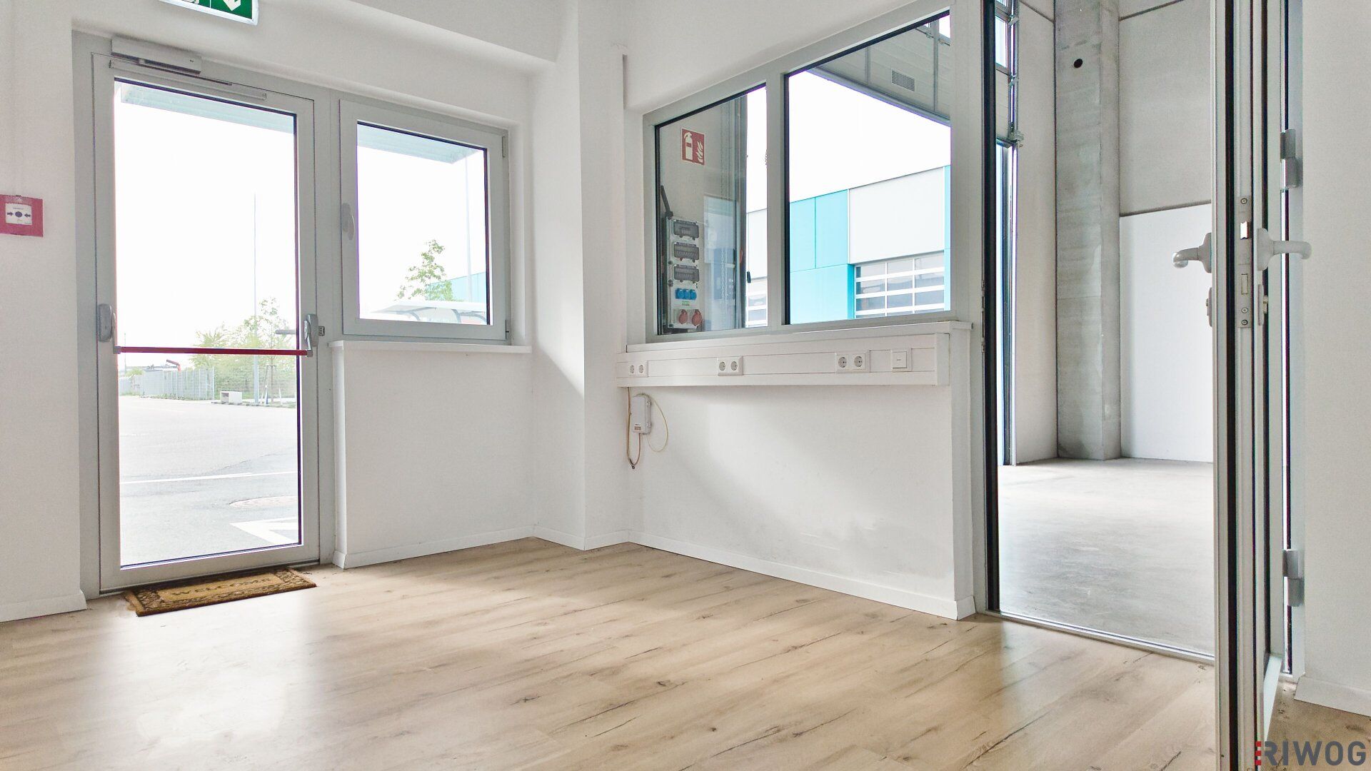 Ebenerdige Halle | modernes, repräsentatives Gelände | nutzbar als Werkstatt, Lager oder Büro | beheizt & mit Wasseranschluss - Ansicht 3