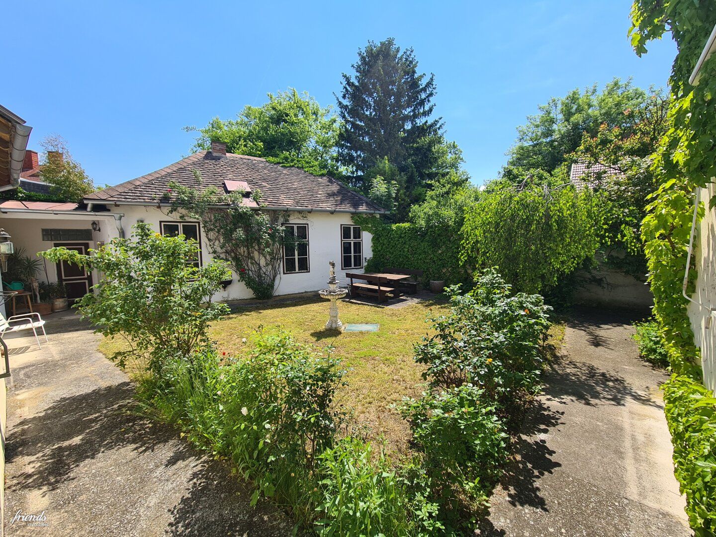 Bungalow mit großem Rohdachboden als Potenzialträger