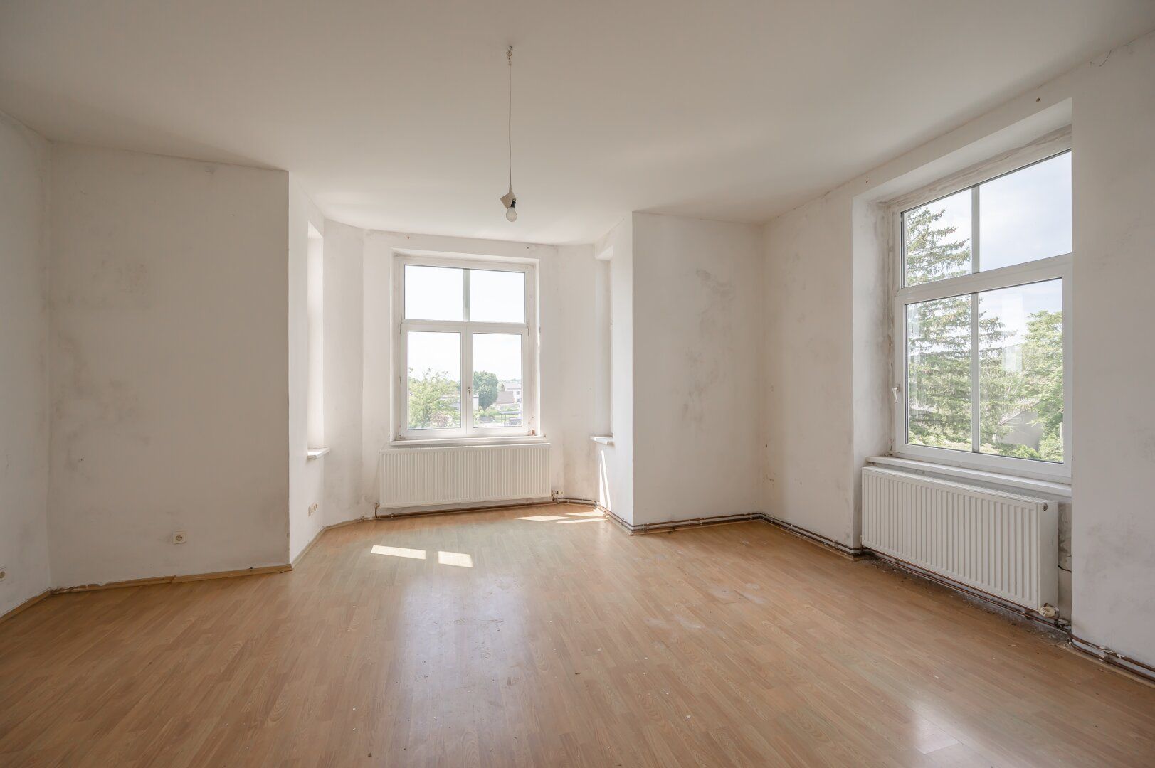 ++NEU++ Tolle Zinsvilla mit uneinsehbarem Grund in Bad Vöslau, großes Ausbaupotenzial! - Ansicht 2