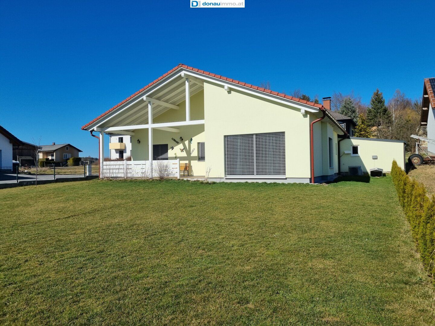 Komfort und Eleganz vereint - Moderner Bungalow mit offenem Raumkonzept und cleveren Details
