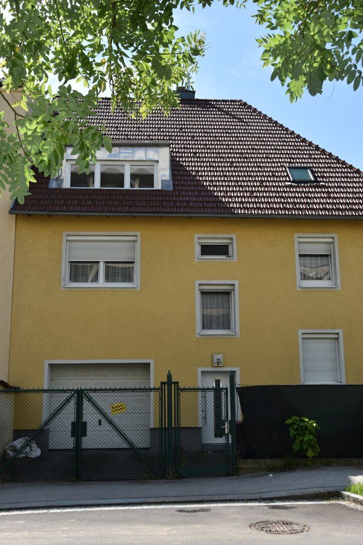 Gemütliche Dreizimmerwohnung im Dachgeschoß - provisionsfrei mit Privatgarten - ab August