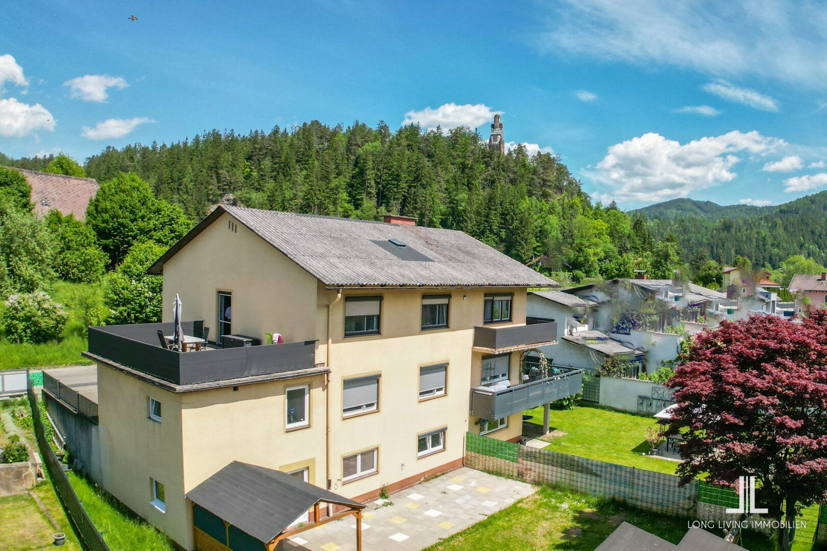 Charmantes Mehrfamilienhaus mit zwei Wohneinheiten, hochwertiger Ausstattung, Gärten und Terrassen