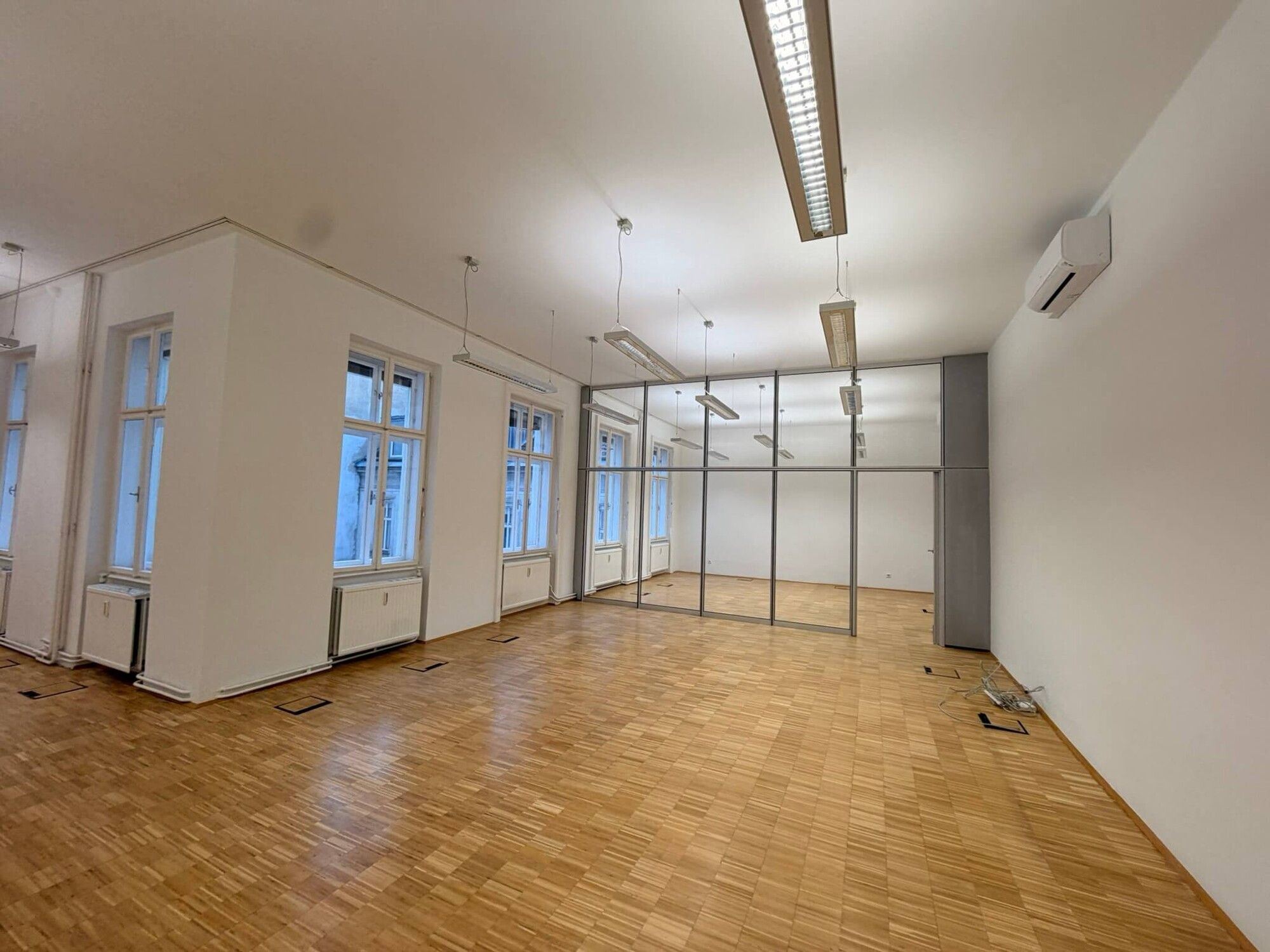 Lichtdurchflutetes klimatisiertes Altbaubüro - Ansicht 5