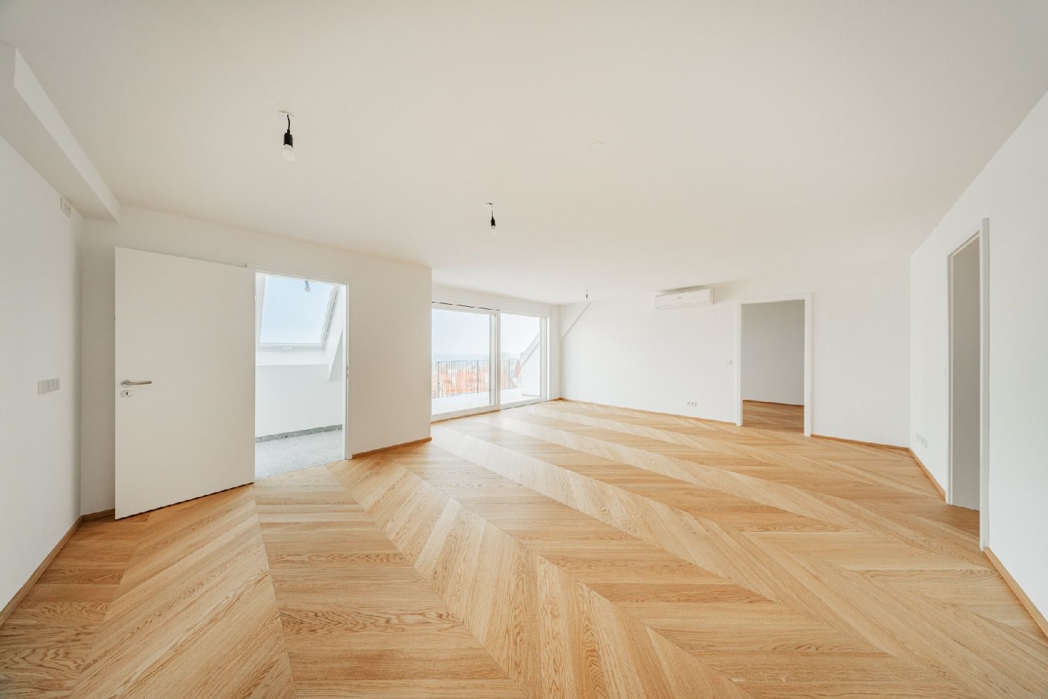 STOCK IM WEG - DACHERSTBEZUG - 5 Zimmer mit Balkon, Weitblick, Fitness & Garage