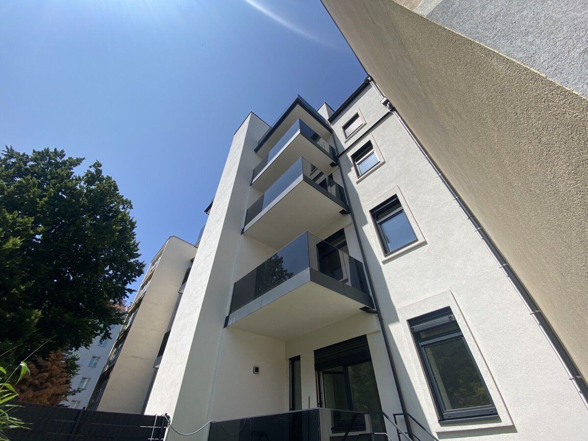 GRÜNBLICK - Balkonwohnung mit 3 Zimmer - Altbau reloaded mit Wärmepumpe und Freifläche
