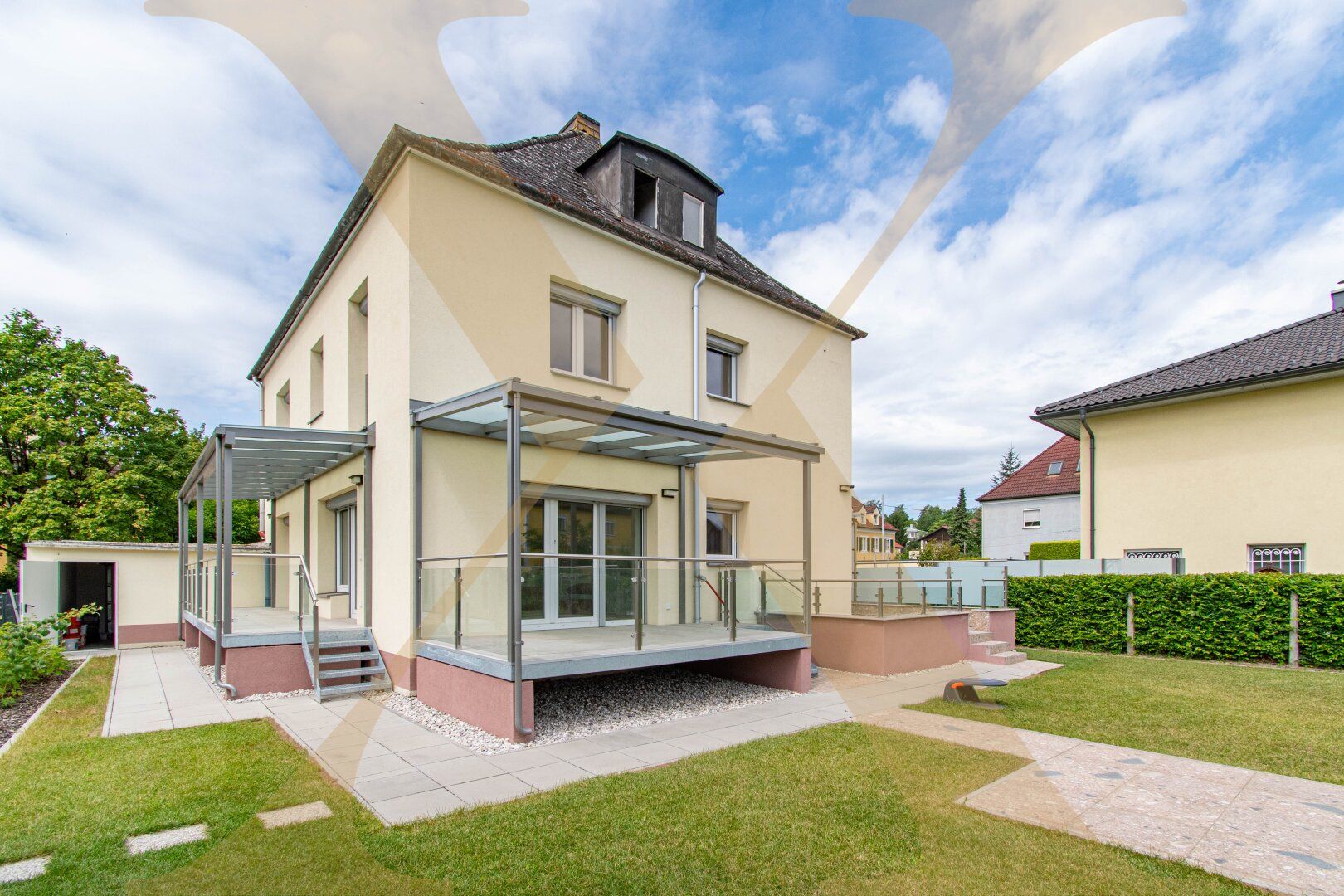 Großzügiges Einfamilienhaus mit großem Garten und Terrassen 