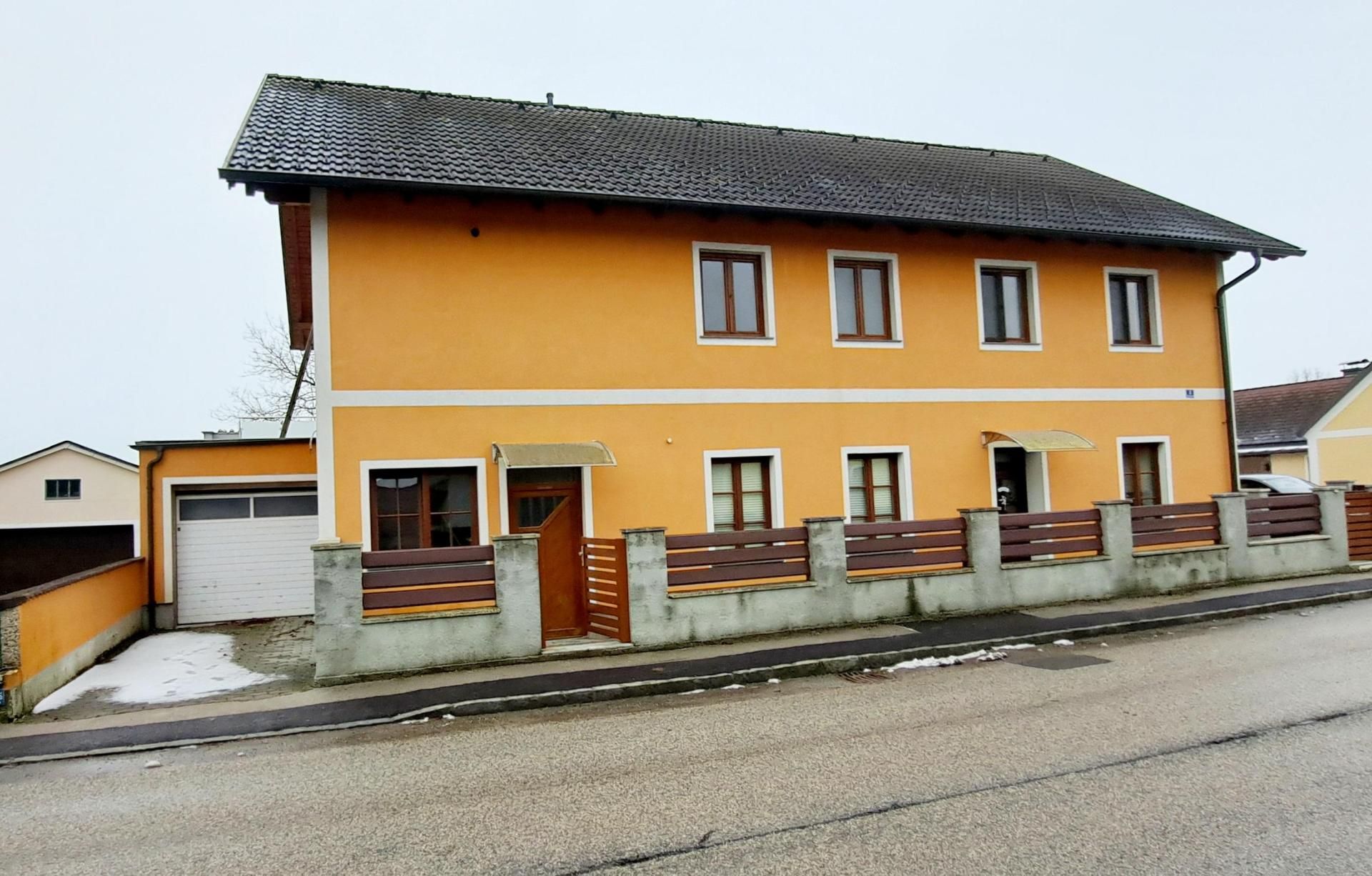 2 FAMILIENHAUS - GROSSE WOHNUNG FREI