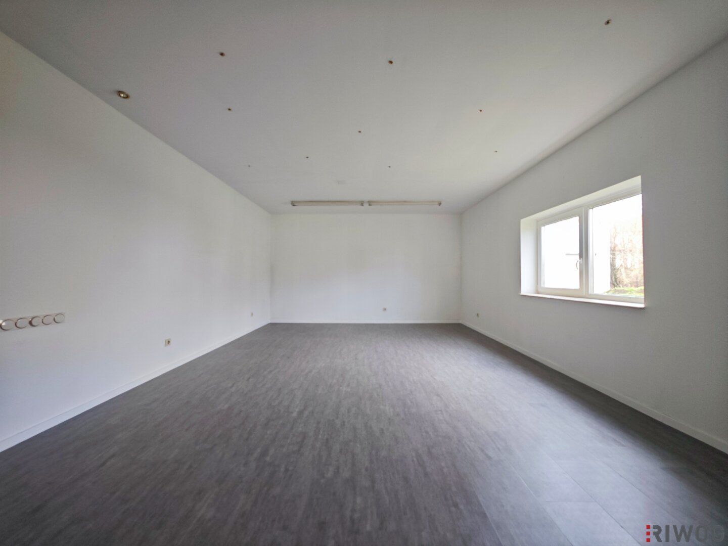 1.100m² isolierte Lagerhalle mit 250m² Büro | Rampen & ebenerdige Einfahrt möglich | optional bis zu ca. 2.000m² Lager möglich - Mehr