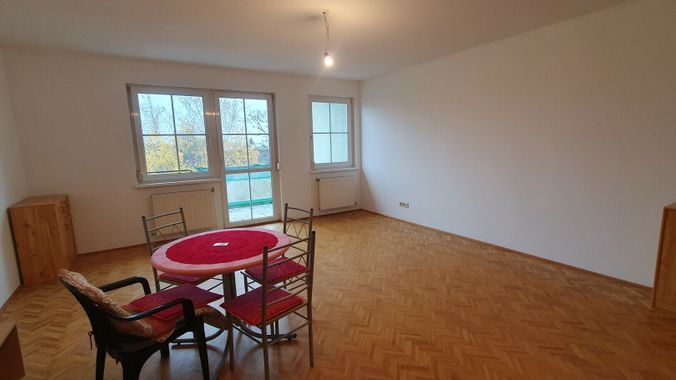 Wohnzimmer Blick zum Balkon
