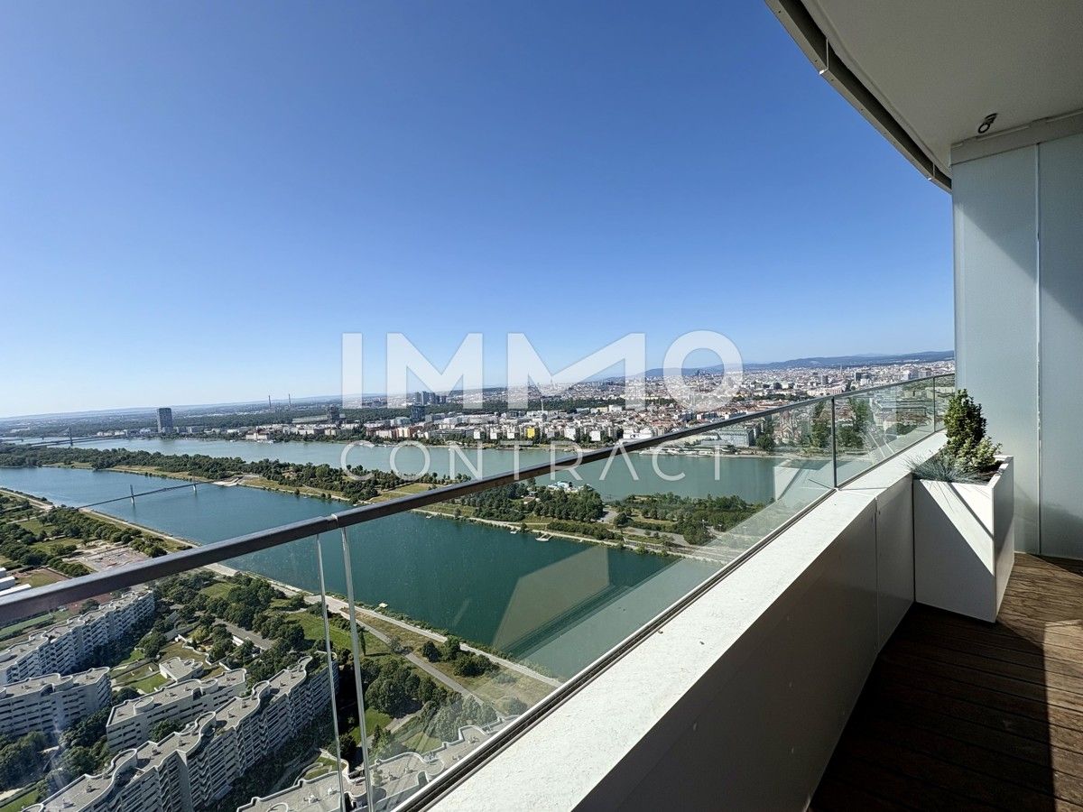 Dem Himmel so nah: Elegant möbliertes Studio im 42. Stock mit Cityblick (Pool, Gym, Spa, Lounges)