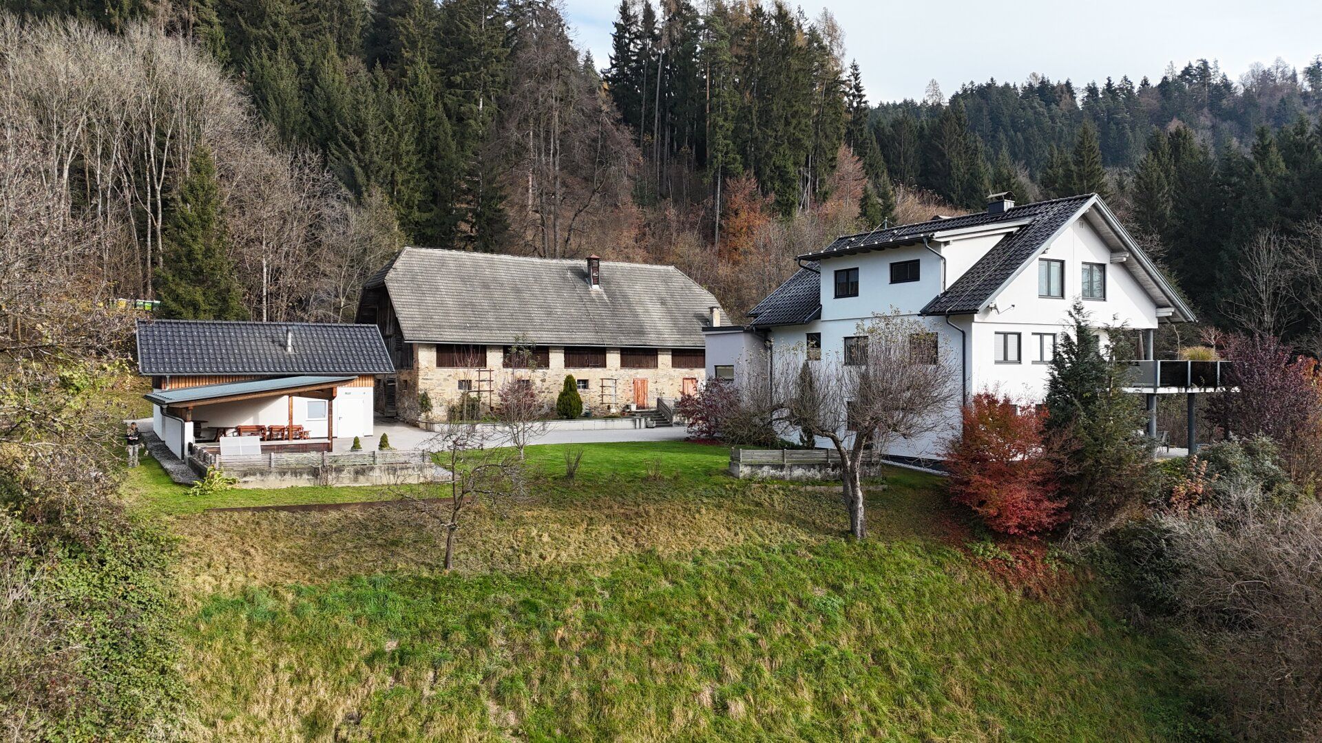 Alleinlage - Hochwertiges Wohnhaus mit Nebengebäuden auf ehemaliger Hofstelle - Més