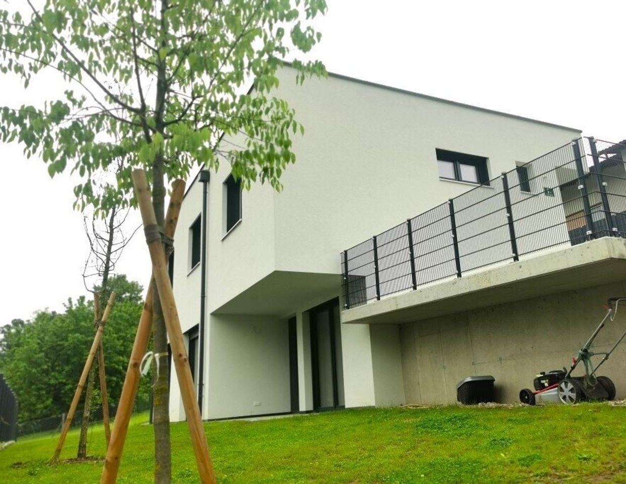 Erstbezug: Einfamilienhaus in Ruhelage mit traumhaftem Stadtblick - bezugsbereit!