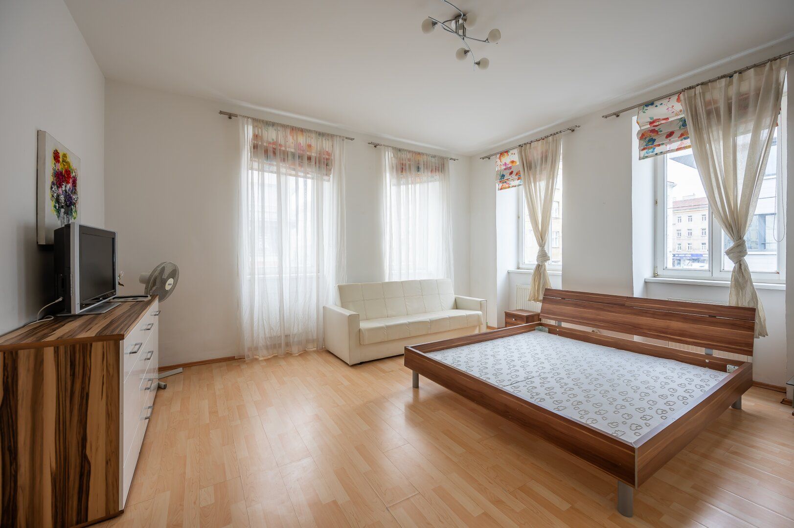 ++NEU++ Well-Located Period Apartment with Room to Shine