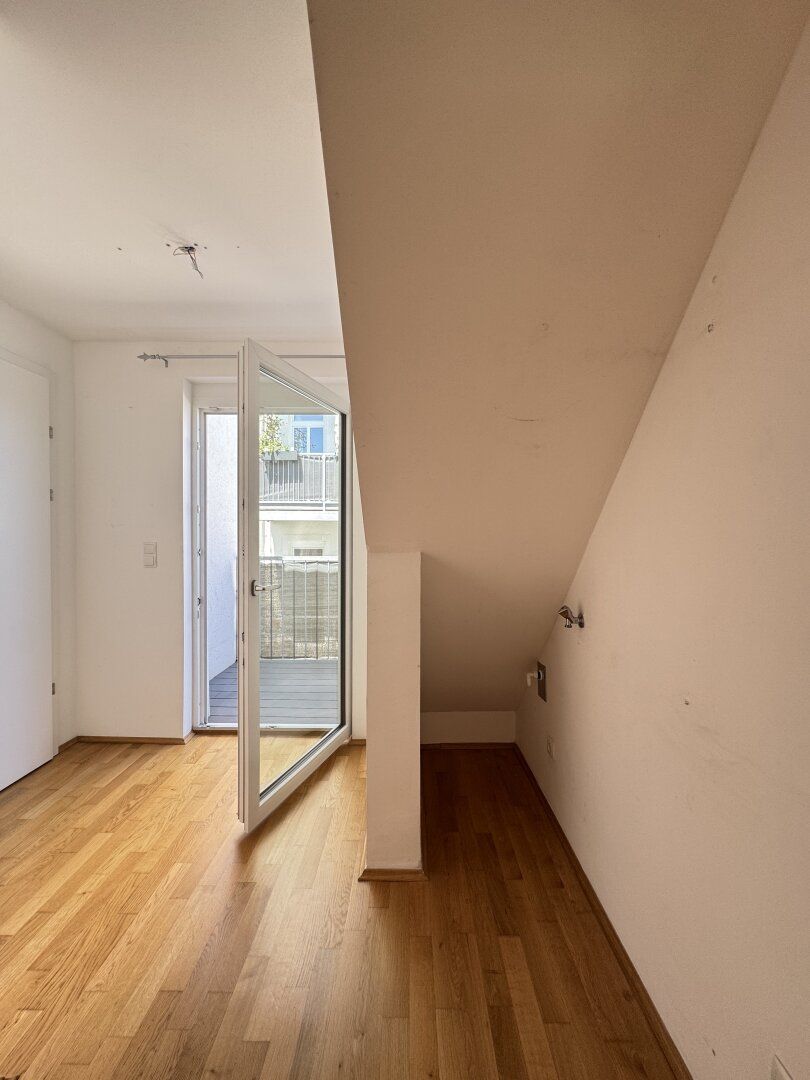 ***Moderne 2-Zimmer-Dachgeschosswohnung mit zwei Balkonen in Ruhelage nahe U1*** - Mehr