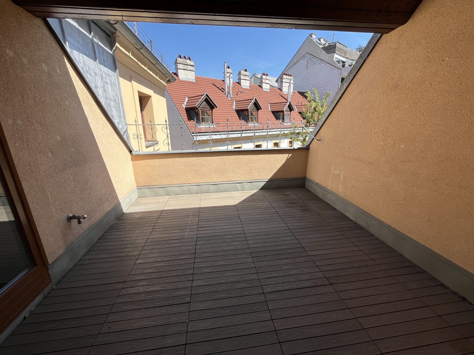 Unbefristete 3-Zimmer-DG-Wohnung mit ca. 12 m² Freifläche - OHNE AUFZUG - OHNE KÜCHE - zu mieten in 1040 Wien