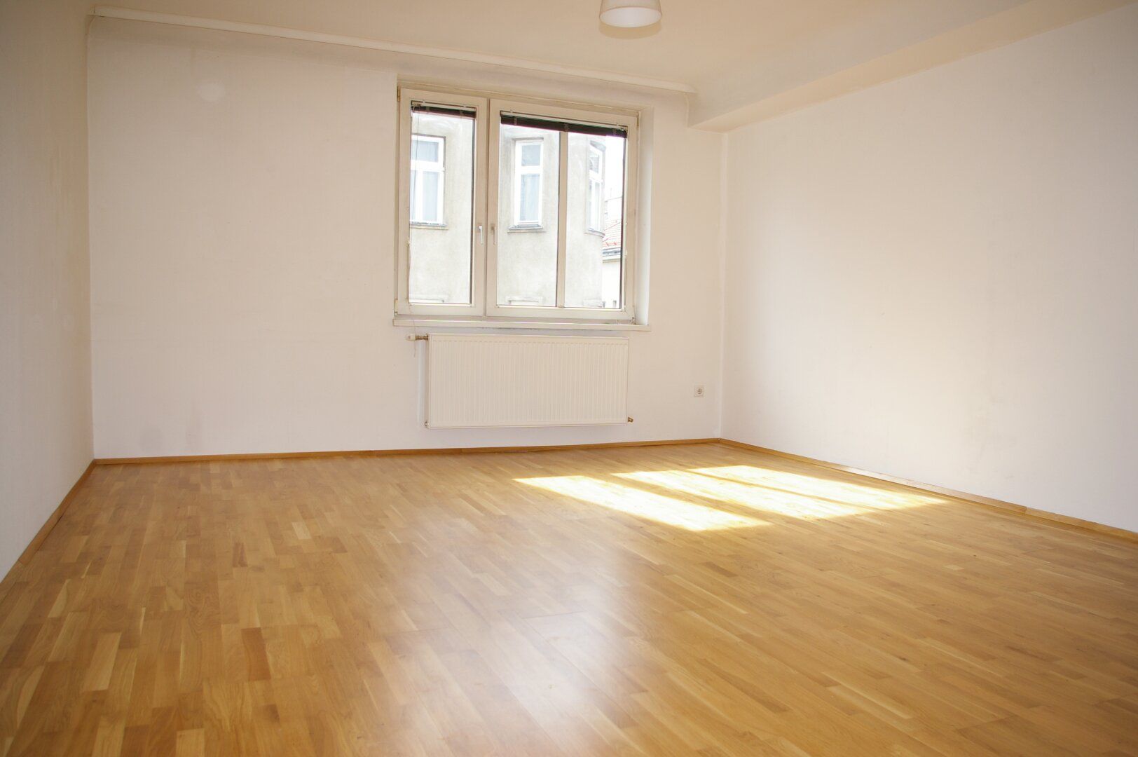 Nähe BENNOPLATZ + PERFEKT für ZWEI + absolut HELL und SONNIG + 6. Stock mit Lift!