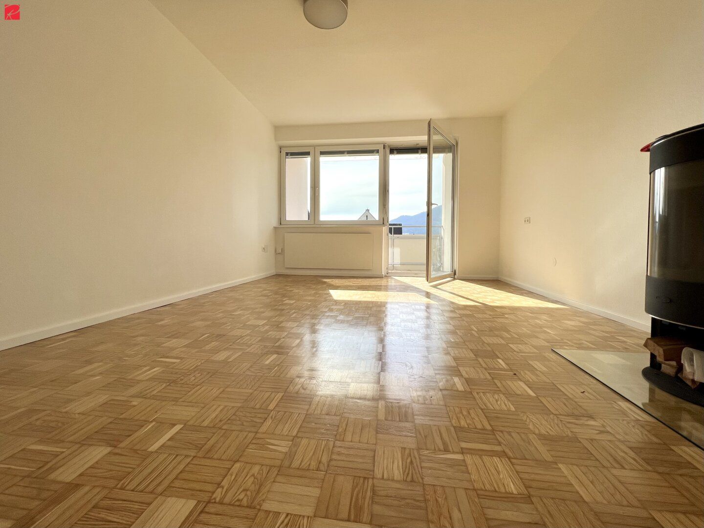 Erstbezug nach Sanierung: Familientraum mit Balkon + Loggia