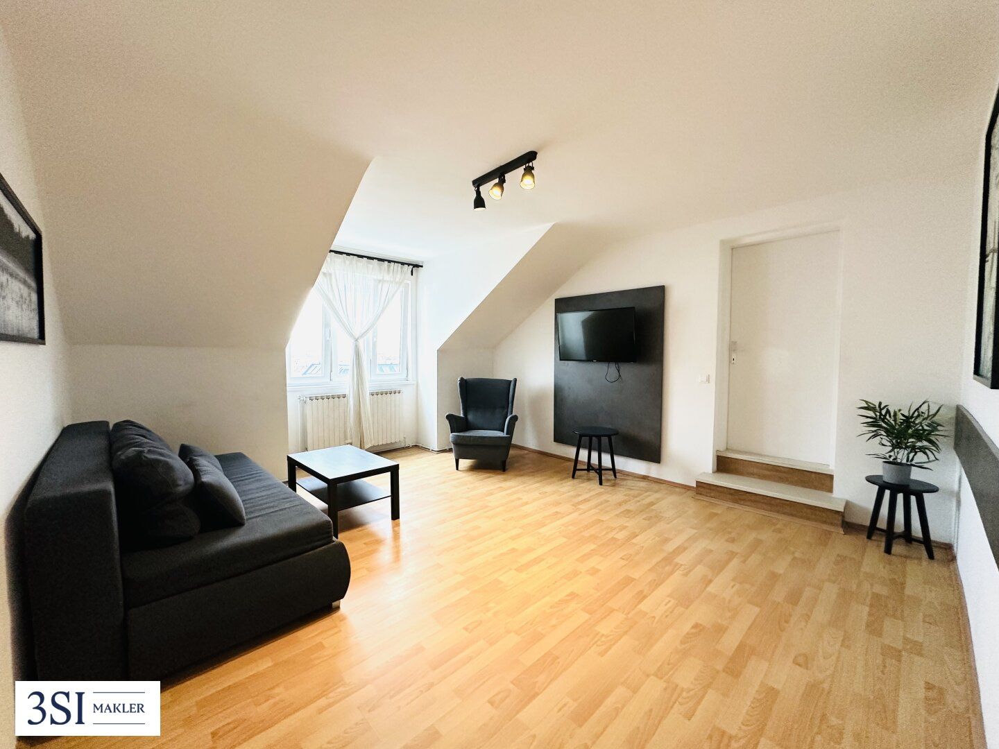 Helle Dachgeschosswohnung mit 3 Zimmern - stilvoll & gemütlich