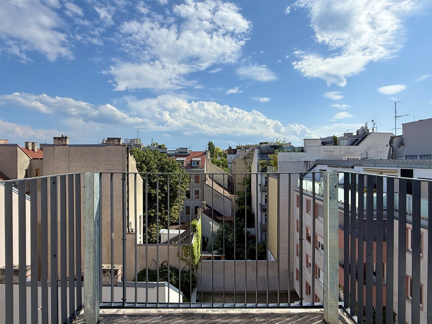 Erstbezug I Neubau I Dachgeschoss I Außenfläche Innenhoflage I U-Bahn Nähe I Luftwärmepumpe inkl. Kühlung I
