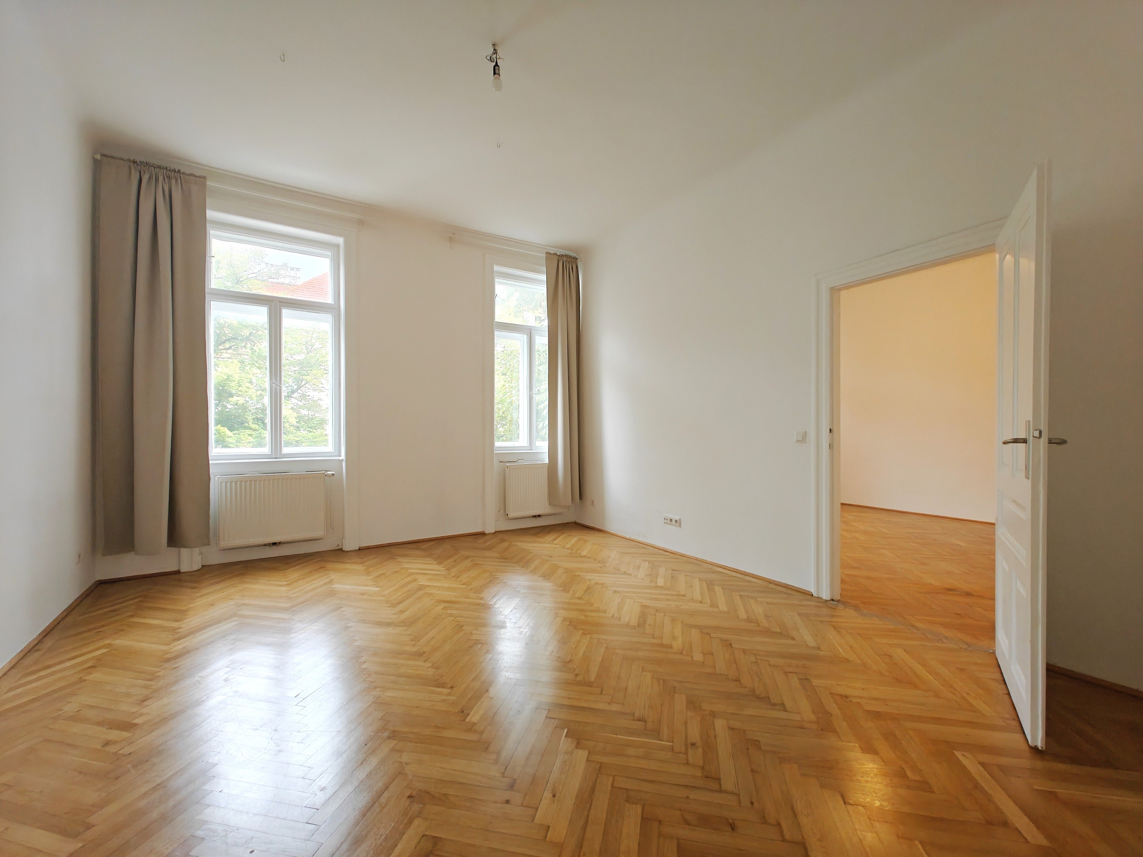 Nähe U4 Braunschweiggasse: Charmante Altbauwohnung + Stilvolles Ambiente + Gegliederte Fassade