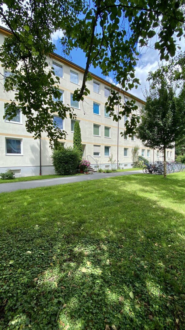 Generalsanierte, helle & ruhige 2 - Zimmer-Wohnung mit Loggia