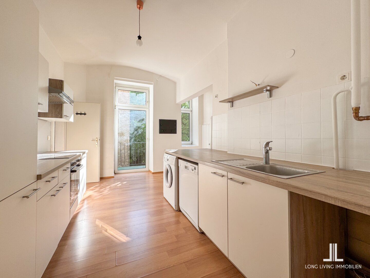 Perfekt für eine 3er-WG! 3 getrennt begehbare Zimmer - direkt am Hasnerplatz mit Balkon