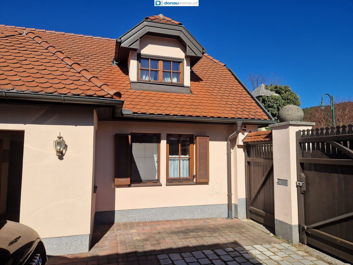 Ehemaliges Bauernhaus mit neuem Wohnbereich und großzügigen Nebengebäuden für Pferdehaltung oder als Firmensitz