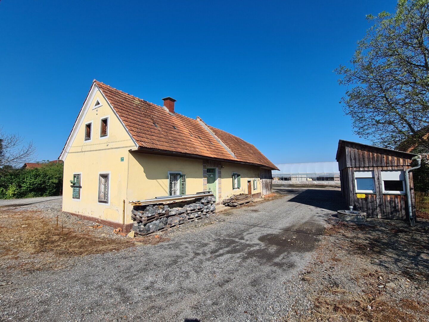 Altes Bauernhaus mit weiterem Bürocontainer im Bauland samt angrenzender Freilandfläche in guter Lage!