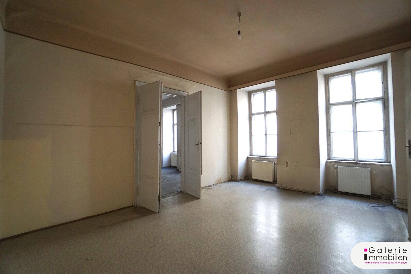 Naschmarkt - geräumige, helle, sanierungsbedürftige Altbauwohnung