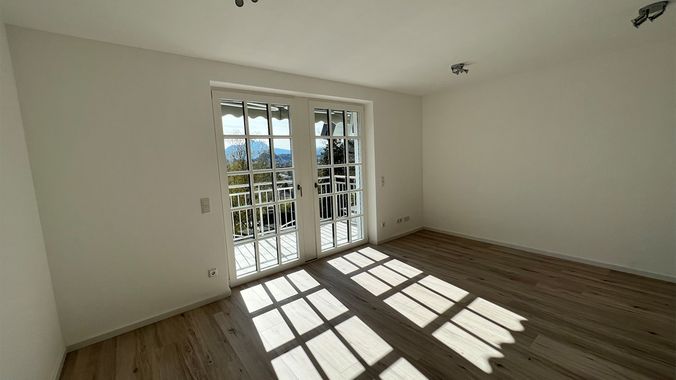 Schlaf- und Kinderzimmer (teilbar in 2 Räume) mit Balkon 2. OG