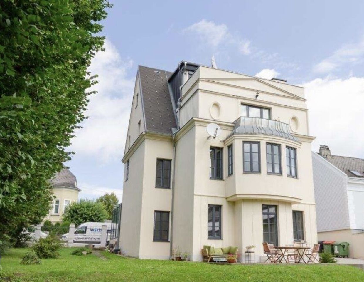 Erfolgreich investieren: Villa mit 3 Wohneinheiten in St. Pölten plus 1964 m² Bauland