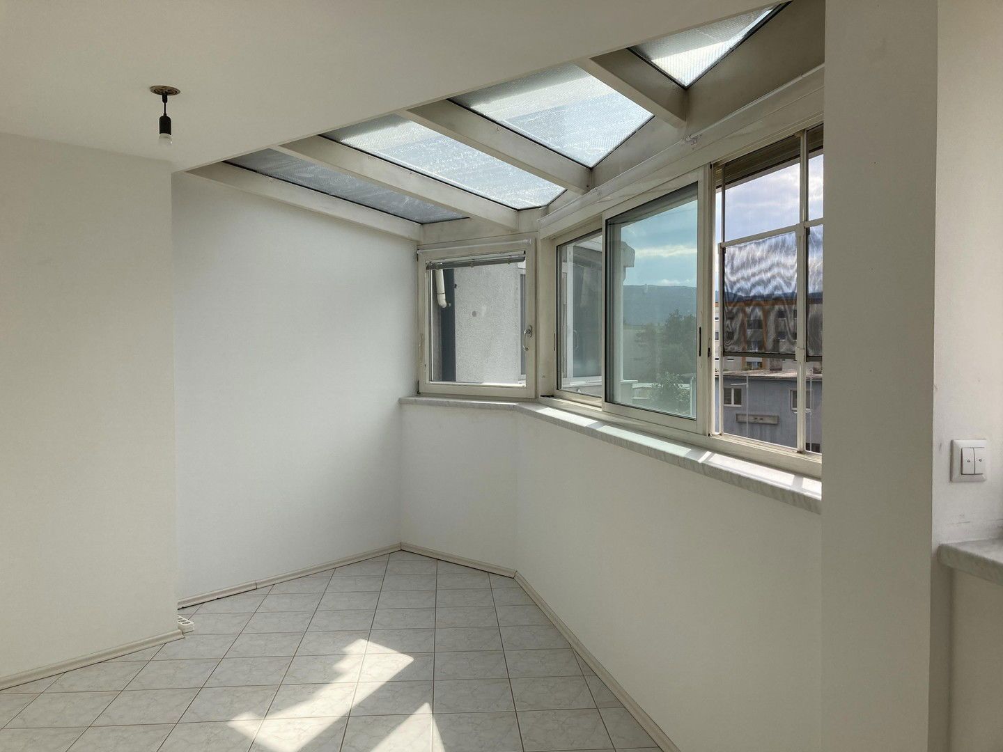 Helle 3-Zimmer-Dachgeschosswohnung mit großer Terrasse & Garagenplatz - ideal für Familien und Paare